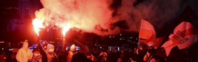 POLJSKA KLJUČA TREĆI DAN ZAREDOM! Hiljade protestuju protiv zabrane abortusa! /FOTO/