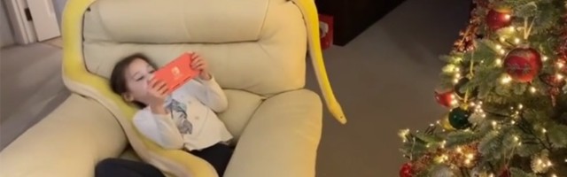 Da te jeza uhvati: Devojčica kulira sa PITONOM (VIDEO)