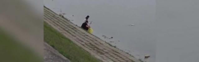 Novosađani koji su u Dunav bacili desetine plastičnih flaša i otišli kao da se ništa nije desilo očigledno ne znaju šta znači sramota