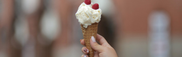 SKANDAL! OTROVNI SLADOLEDI U SRBIJI: Sa rafova povučeni M i M, Tviks i Snikers, SLATKIŠI BILI PUNI ETIL OKSIDA!