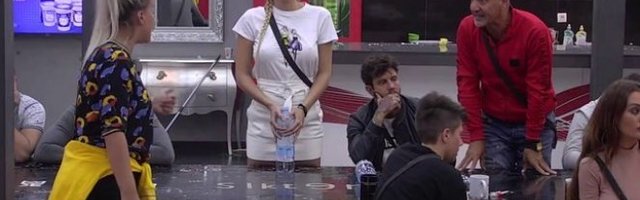 (VIDEO) FANOVI POBESNELI, LUNA NE UME DA ISEČE KRASTAVAC! Isplivao ŠOK SNIMAK - usijale se društvene mreže, SADA JE SVE JASNO!