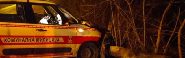 Komunalna policija oborila betonsku banderu (FOTO)