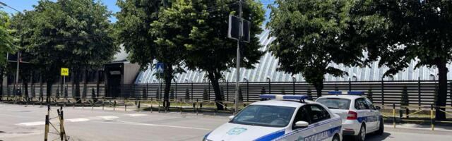 Učenici i zaposleni evakuisani iz “Bratstva” – Policija na terenu (FOTO)