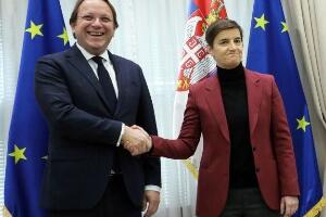Брнабићева са Вархељијем: Србија остаје посвећена реформама на европском путу