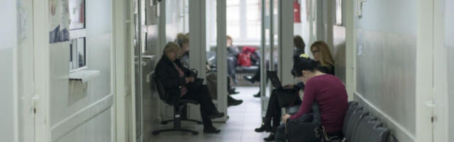 PACIJENT U DOMU ZDRAVLJA POVILENEO, PA GAĐAO MEDICINSKU SESTRU BOCOM U GLAVU! U ordinaciji ispreturane stvari, LOM svuda (FOTO)