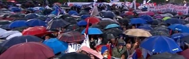 Deo građana napušta skup, kiša tera naprednjake