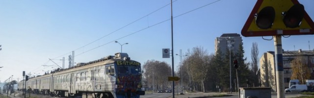 Teška saobraćajna nesreća kod Jagodine: Teretni voz udario u automobil, jedna osoba prevezena u bolnicu