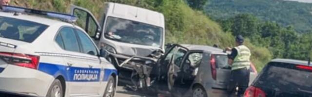 AUTOMOBIL POTPUNO SMRSKAN NAKON SUDARA SA KOMBIJEM: Teška saobraćajka kod Bora!