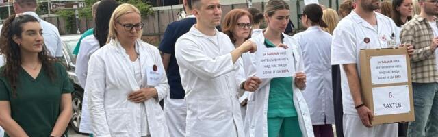 FOTO, VIDEO Špalir belih mantila: Pošta za stradale i apel za Lekarsku komoru da podrži studente