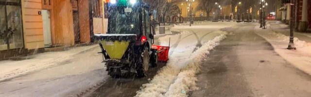 Svi putevi očiščeni, so posuta na kružnim tokovima mostovima i stepništima u gradu: Pune ruke posla za nadležne službe u Čačku
