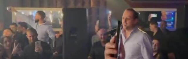 BEČ NA NOGAMA! Emir Habibović na reprizi dočeka 2026. pokazao zašto je najtraženiji pevač na terenu