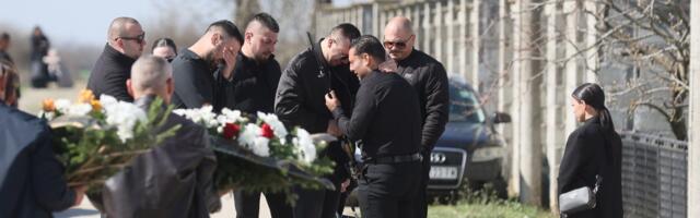 "LJUBAVI MOJA, ZAŠTO?!" Darko Lazić ZAJECAO NA SAV GLAS PRED UMRLICOM BRATA DRAGANA - Prisutni na sve načine pokušavaju da uteše! (VIDEO)