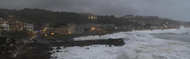 Oluja ruši sve pred sobom: Ljudi u ovom delu planete se bore za život, vetrovi duvaju 278 kilometara na čas (VIDEO)