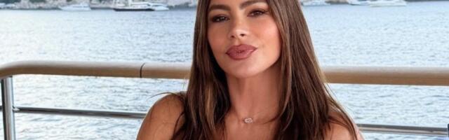 Crveni bikini jedva zadržao bujne grudi: Glumica proslavila 54. rođendan u kupaćem na jahti