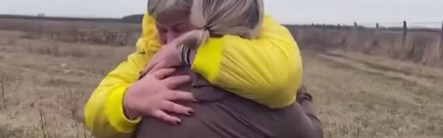 Svi dele snimak majke koja grli strankinju jer joj je spasila decu i prevela ih preko ukrajinske granice
