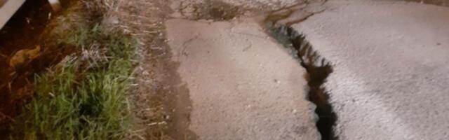 OVO JE ZA SRČANI UDAR! Građani Kaluđerice našli najoriginalnije rešenje za rupe na putu i podelili javnost (FOTO)