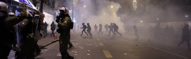 (FOTO) Pakao u Grčkoj: Zaustavljen saobraćaj, aerodrom zatvoren, granični prelazi blokirani! Sukob policije i demonstranata eskalirao