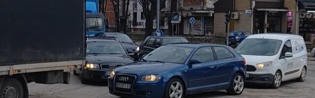 Već danima kilometarske gužve u gradu na Ibru, a stari most još nije zatvoren za saobraćaj