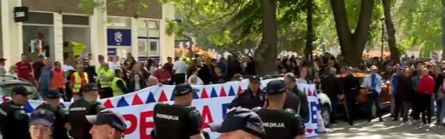 Okupljeni građani ispred opštine u Kuli pred konstitutivnu sednicu: Policija napravila obruč oko pristalica SNS-a