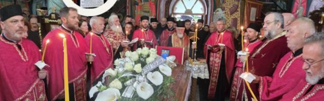 NEĆEMO ZABORAVITI OVO OPRELO, I TO DA ŠKOLSKOG DRUGA PRVOGA ŠALJEMO U BOŽJE NARUČJE: Potresne reči jeromonaha Nikolaja na sahrani mladog sveštenika Bogdana