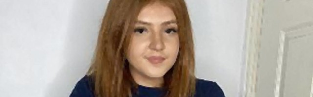 Devojka postala zvezda TikToka jer grudima može da drži stolicu, flašu punu vode, čak i sto na rasklapanje