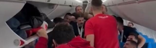 Skandal: Hrvati slavili uz Tompsonovu pesmu u avionu (VIDEO)