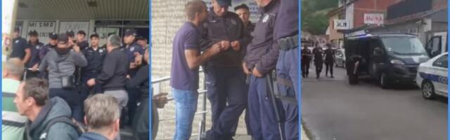 TENZIJE u Novom Pazaru: Stigla žandarmerija, građani popisuju policajce, studenti traže podršku (VIDEO)
