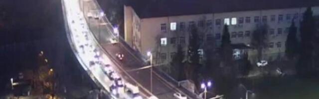 POPODNEVNI ŠPIC NAPRAVIO HAOS U BEOGRADU: Formirane kolone vozila, bilo je i saobrćajki! (FOTO)