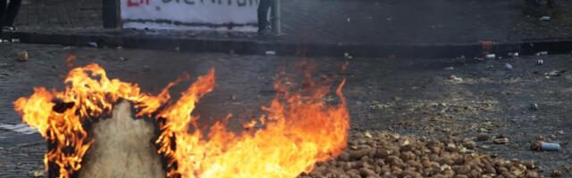 NEVEROVATNE SCENE NAKON BRUTALNIH PROTESTA U BRISELU: Demonstranti istovarili ogromnu količinu krompira na ulice, pokupili ih građani  (FOTO/VIDEO)