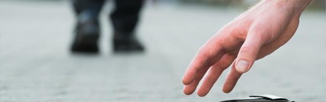 SRCE VELIKO KAO PLANINA: Mladi Emir vratio izgubljeni novac sugrađanki, a ono što je uradio sa NAGRADOM ostavilo je sve u suzama!