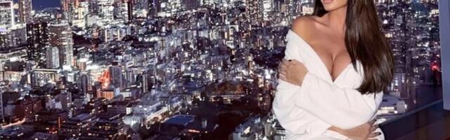 Ona je najpoželjnija supruga pevača: Ana  se oglasila iz Japana, raspametila sve u bademantilu, dekolte puca