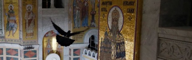Neobična fotografija pred sahranu patrijarha: Ptica raširenih krila ka Isusovom raspeću