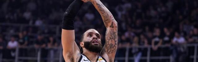 Hladan kao špricer ili lud? Dok bukti rat na Bliskom istoku, Dvejn Vašington "rešava" patike (FOTO)