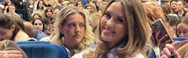 Prošli put je krio, sad je smestio u 1. red! Ovu Beograđanku ljubi Adi Šoše, u čipkanim čarapama ukrala pažnju