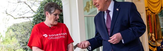 Svi pričaju o bakšišu koji je Tramp dao ženi koja mu je donela hranu u Belu kuću: Novinari sve snimili!