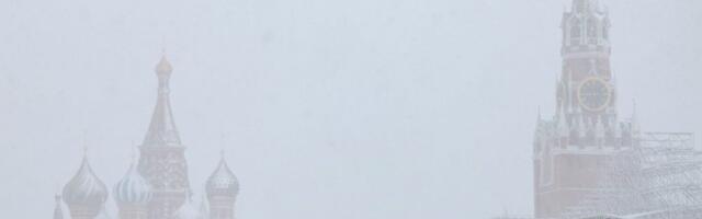 Snežna oluja pogodila područje Moskve: Otkazano preko 50 letova, na snazi narandžasti meteoalarm, naselja bez struje (VIDEO)