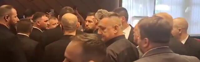 Izbacite ga napolje! Pogačar pravio haos, Vučinićevoj prekipelo - skandal u Skupštini Vojvodine (VIDEO)