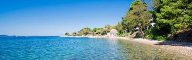 NEOČEKIVAN GOST NA PLAŽI! Turisti ostali u šoku kad su videli šta pliva u vodi! (FOTO)