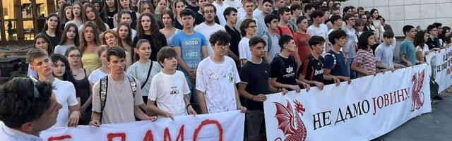 VIDEO Đaci Jovine gimnazije najavili bojkot nastave: "Budućnost pripada učenicima, a ne direktoru koji kleči"