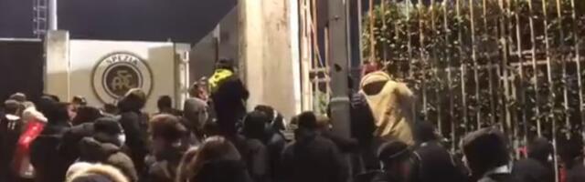 Fudbaleri Specije "zarobljeni" na stadionu zbog loših rezultata (VIDEO)
