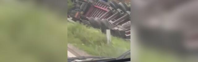 Prevrnuo se teretnjak na putu Čačak - Kragujevac, pa završio u dvorištu: Saobraćajna nezgoda u selu Bresnica kod Čačka, vozač prebačen i bolnicu