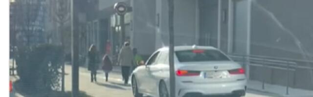 Nije hteo da čeka semafor, pa krenuo trotoarom (VIDEO)