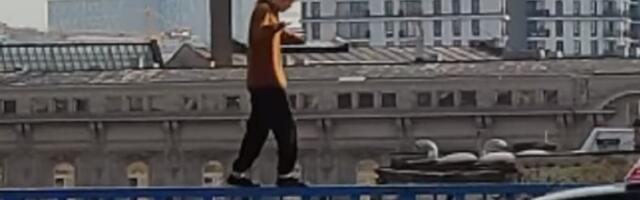 Hoda po ogradi Brankovog mosta (VIDEO)