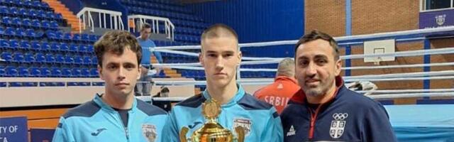 Bokser Petrovgrada David Grošin zasluženo dobio pehar za najboljeg takmičara revije