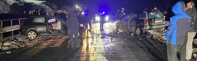 ODUZELI MU DOZVOLU, ON ZAMIJENIO TABLICE I IZAZVAO NESREĆU: Detalji užasa kod Tutina, “audi” prešao u suprotnu traku i ZABIO SE u drugi auto