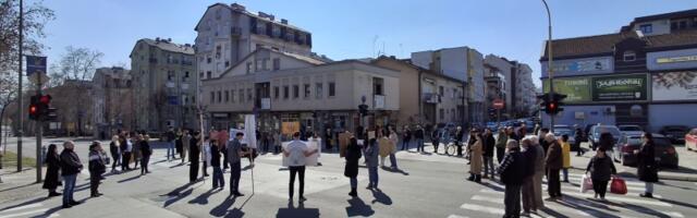 Kragujevčani 33. put na raskrsnici kod "Uzora" odali poštu žrtvama novosadske tragedije (FOTO)