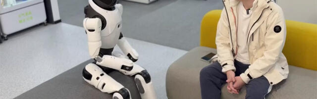 Kineski robot vozi bicikl i priča