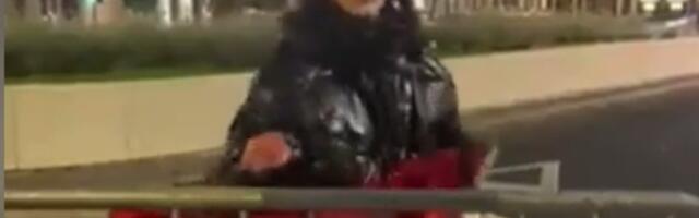 SKANDALOZNA SCENA KOD ĆACILENDA: Blokaderka skinula srpsku zastavu i bacila je na zemlju (VIDEO)