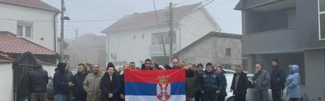 PRELEPE SLIKE IZ KOSOVSKOG POMORAVLJA: Srbi u koloni, sa trobojkom, krenuli na glasanje