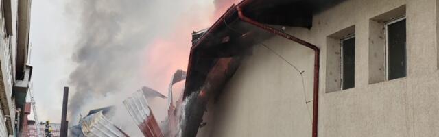 I kragujevački vatrogasci gase požar u Novom Pazaru, borba sa vatrenom stihijom još traje (VIDEO)